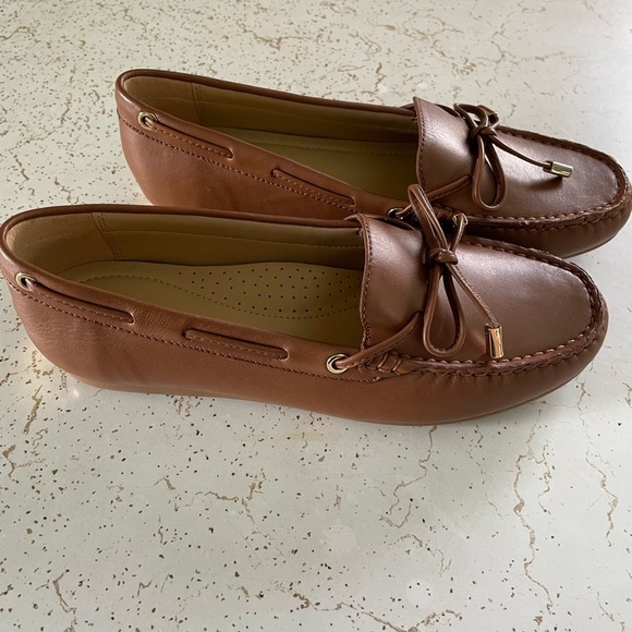 Michael Kors Women’s British Tan Leather Loafers NWOB Sz 6 - Picture 3 of 7